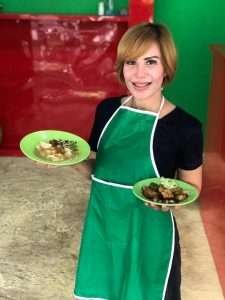 Luh Risdewi memasak dan menyajikan makanan secara langsung untuk Pecinta Kuliner