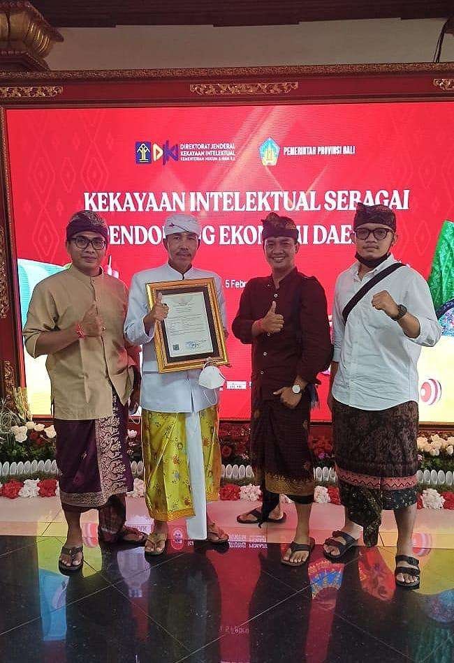 Kadek Krisnandika Aristya (paling kanan) dari Jero Mangku Pande Made Bargawa (bawa sertifikat)