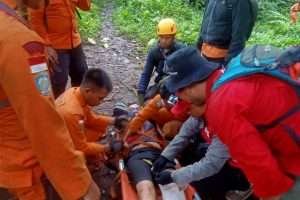 Seorang Pendaki Gunung Catur Pura Puncak Mangu Alami Dislokasi Lutut, Tim Sar Gabungan Lakukan Evakuasi Seorang Pendaki Gunung Catur Pura Puncak Mangu Alami Dislokasi Lutut, Tim Sar Gabungan Lakukan Evakuasi